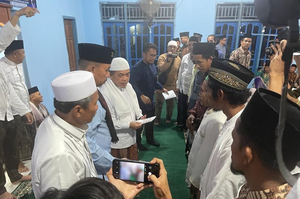 Safari Ramadan di Bahar Utara, Gubernur Al Haris Berikan Bantuan Masjid dan Sembako pada Warga