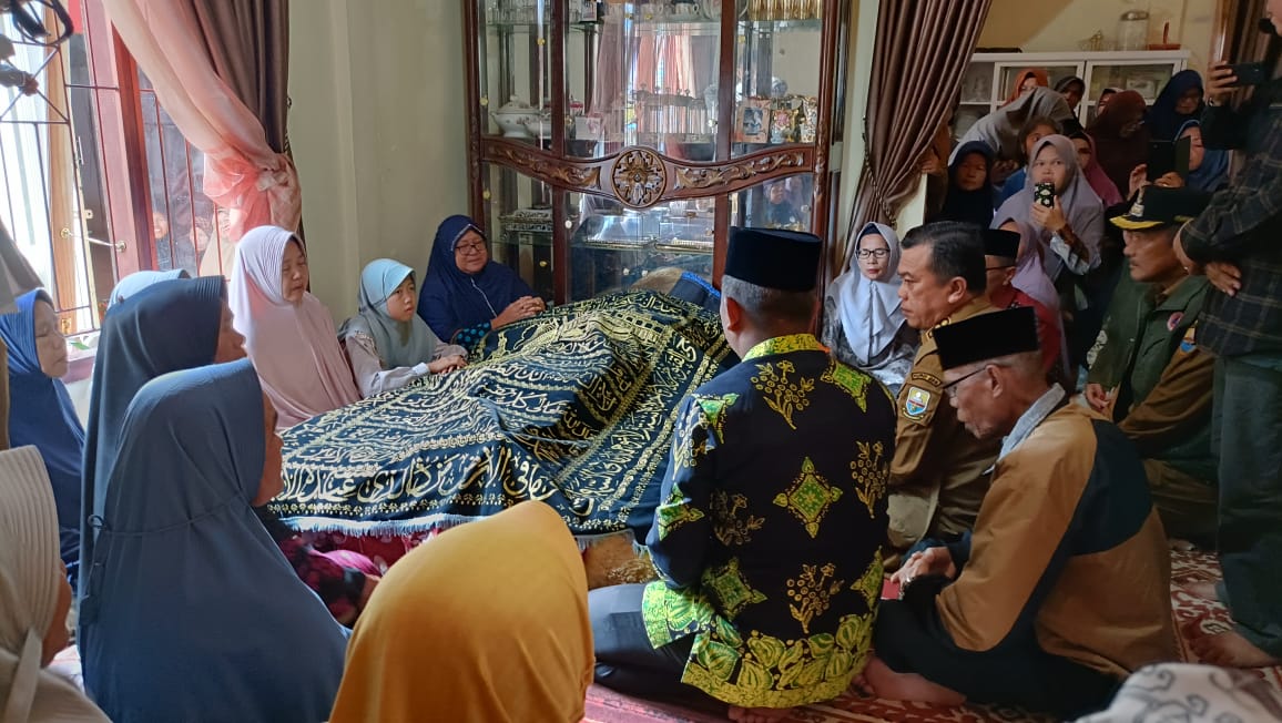 Sampaikan Duka Mendalam: Gubernur Al Haris Melayat ke Rumah Duka Korban Longsor di Kerinci