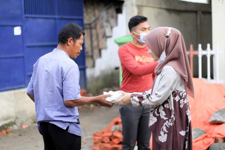 Konsisten Dengan Program Jum'at Berkah, Dara Fikar Azami dan Susi Yos Adrino Dapat Apresiasi Warga