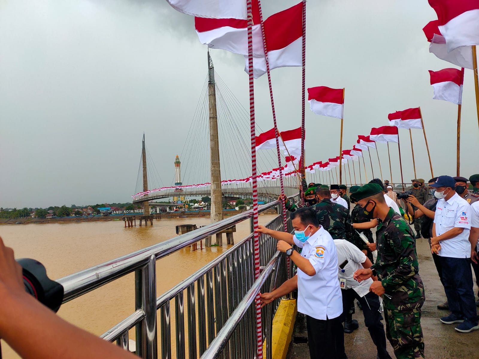 Gubernur Al Haris Kibarkan Seribu Bendera Merah Putih