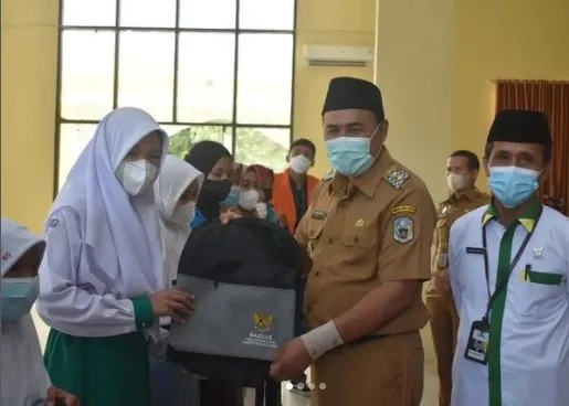 Wabup Hillalatil Badri Serahkan Bantuan Beasiswa Universitas Al Azhar Mesir untuk 56 Mahasiswa