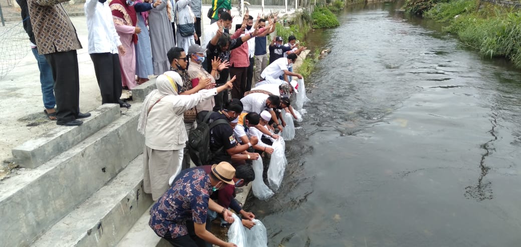 Di Lempur, Cawagub Syafril Nursal Kembali Tebar Benih Ikan Semah 