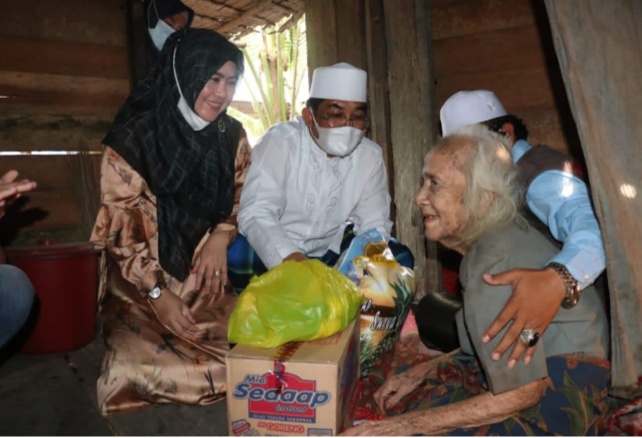 Pemkab Tanjabbarat Bantu Nenek Sapniah yang Hidup Sebatang Kara