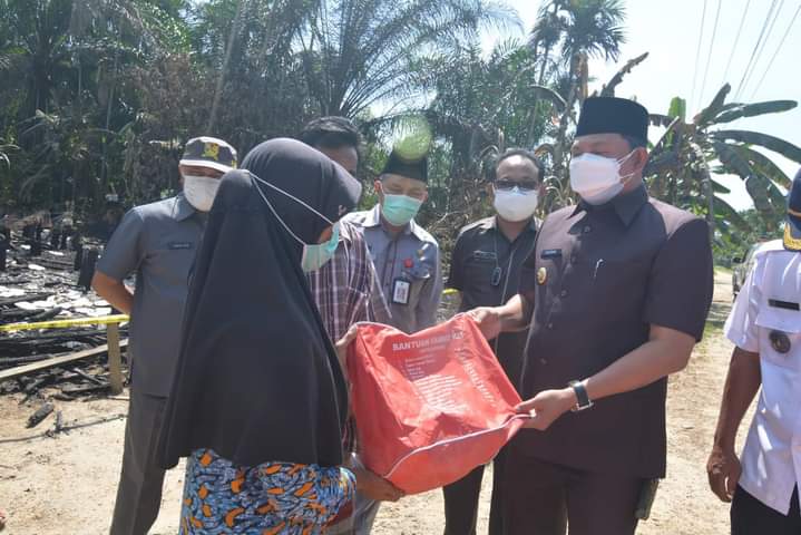 Wabup Hairan Berikan Bantuan untuk Korban Kebakaran Di Kecamatan Tebing Tinggi