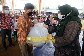 Masnah Busyro Salurkan Bantuan Sembako, Bibit Ikan dan Masker Kepada Warga