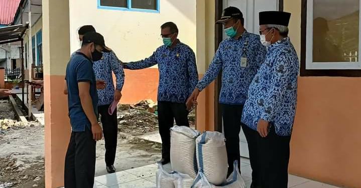 Wakil Bupati dan, Pj. Sekda Kerinci Serahkan Bantuan Sembako di Desa Pungut Mudik