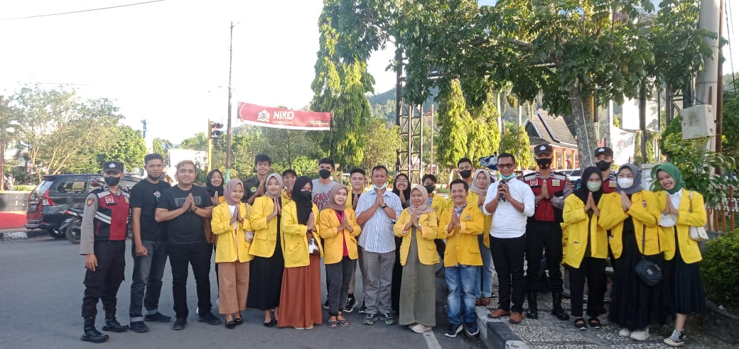 STIE SAK Kerinci - Sungai Penuh Sebarkan Ratusan Takjil Geratis Kepada Pengguna Jalan 