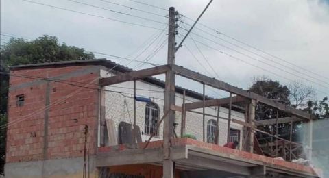 Viral, Bangunan Rumah Pakai Tiang PLN