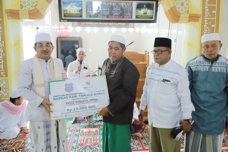 Bupati Tanjabbar Anwar Sadat Kunjungi Desa Sungai Serindit dalam Safari Jumat Berkah