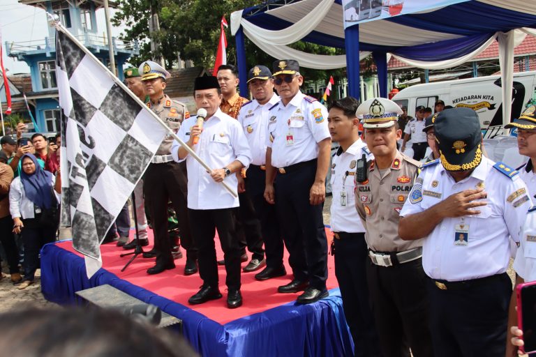 KASAT LANTAS POLRESTA JAMBI DAMPINGI GUBERNUR JAMBI DALAM PELEPASAN ARMADA MUDIK GRATIS TAHUN 2024.