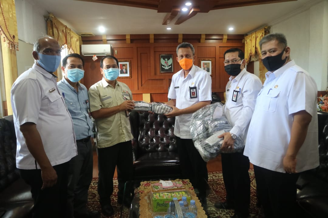 Sekda Tanjab Barat Terima Bantuan 9000 pcs Masker dari PT. Petro China International Jabung Ltd