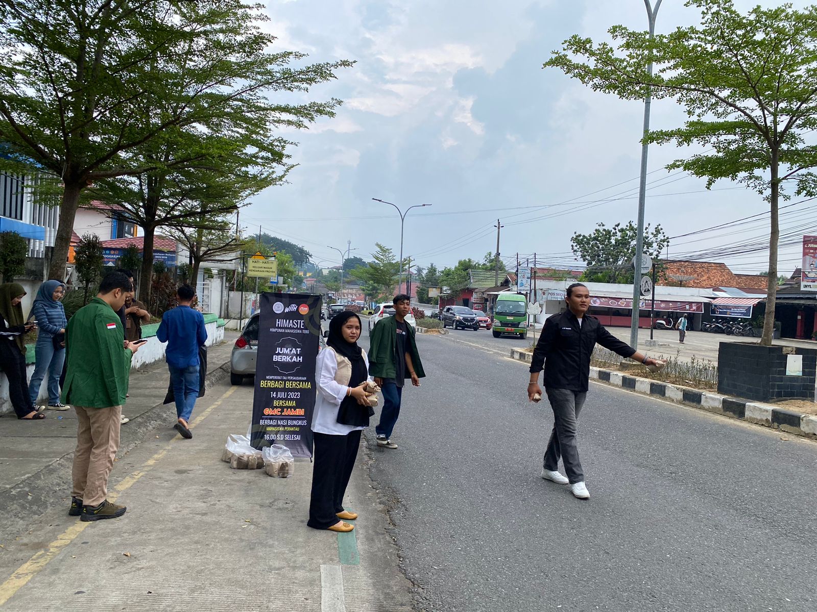 Jum'at Berkah, HIMASTE Jambi  Menyebarkan Kebaikan dengan Berbagi Nasi Bungkus