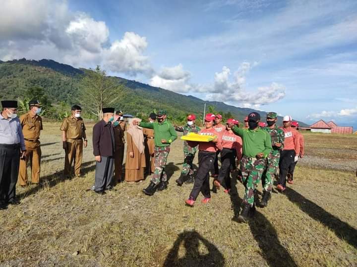 Adirozal Tinjau Latihan Anggota Paskib di Bukit Tengah