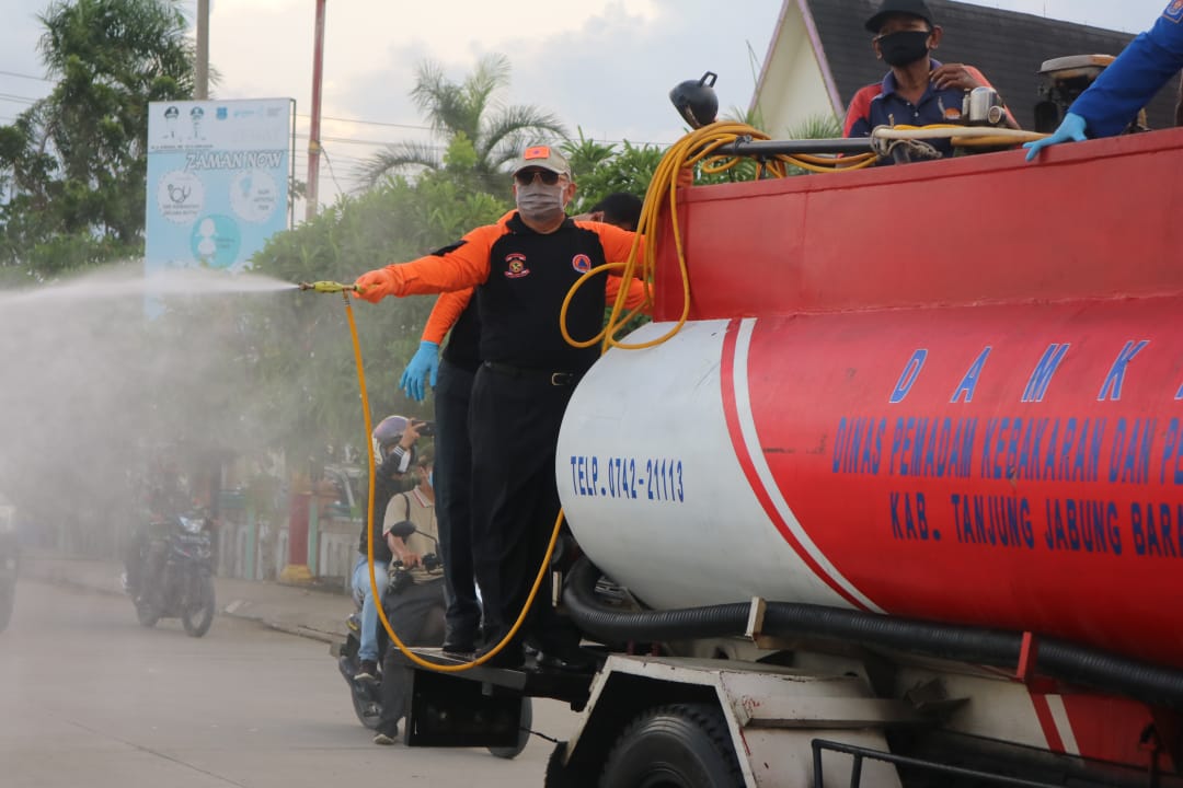 Bersama Forkopimda, Bupati Lakukan Penyemprotan disinfektan di Seputar Kuala Tungkal