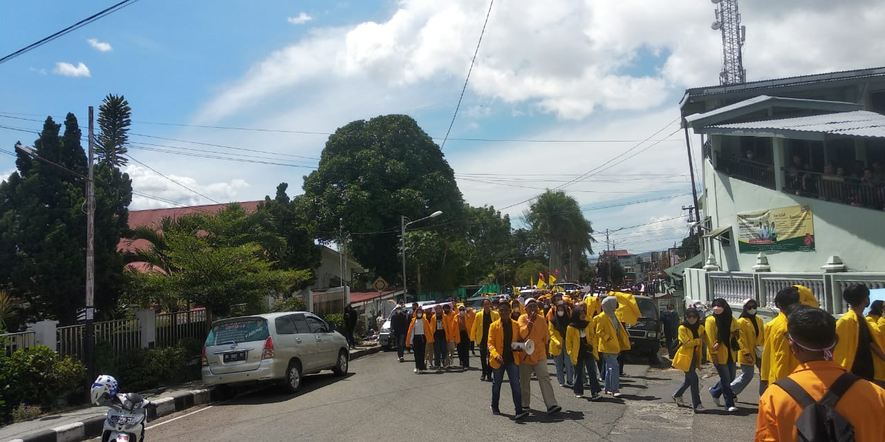 Padati Jalan Masa Aliansi Mahasiswa Cipayung Plus dan Badan Eksekutif Mahasiswa (BEM) menuju Kantor Dewan Perwakilan Rakyat Daerah (DPRD)  kabupaten kerinci 