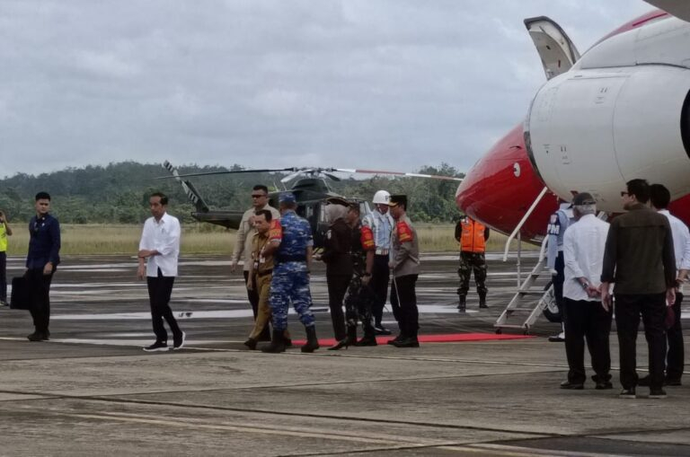 Presiden Jokowi Tiba di Jambi, Disambut Gubernur Al Haris