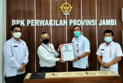 Sekda Asraf Serahkan LKD ke BPK Perwakilan Jambi