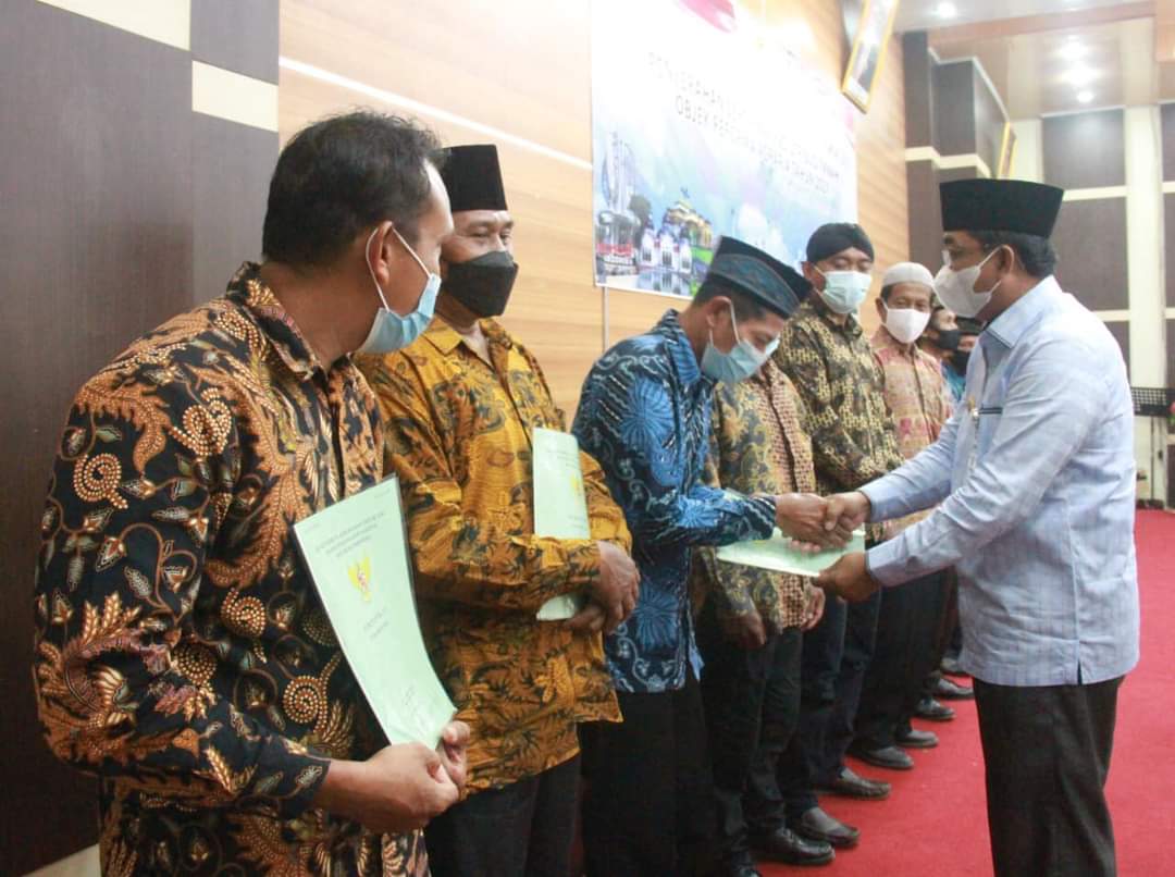 Bupati Anwar Sadat Ikuti Penyerahan Sertifikat Redistribusi Tanah