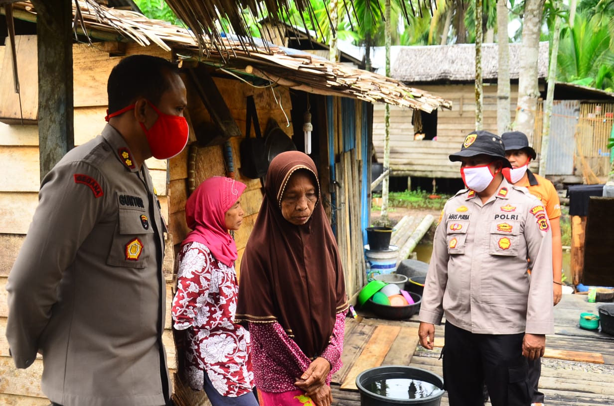 Bantu Warga Kurang Mampu, Polres Tanjab Barat Gelar Bedah Rumah