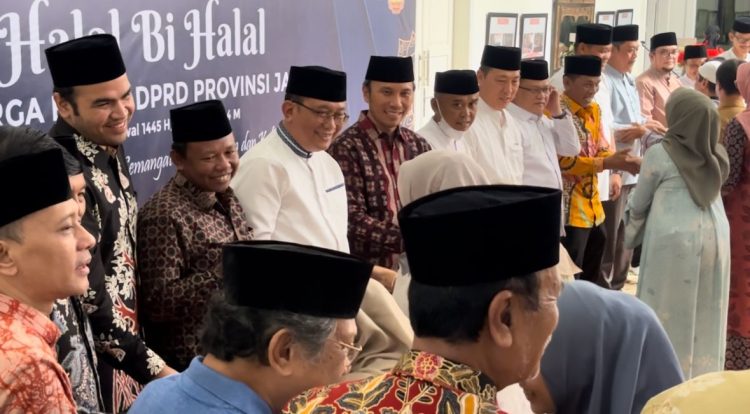 Pimpinan dan Anggota DPRD Jambi Gelar Halal Bihalal Bersama Sekretariat Dewan  Artikel ini telah tayang di Serasah.com dengan judul : Pimpinan dan Anggota DPRD Jambi Gelar Halal Bihalal Bersama Sekret