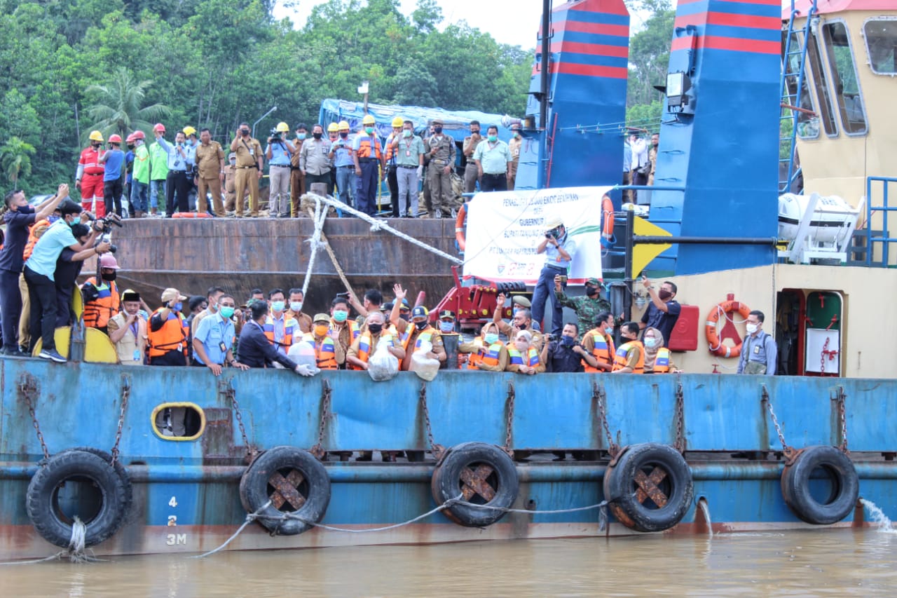 Tingkatkan Pendapatan Nelayan, Gubernur Jambi Bersama PT LPPPI dan PT WKS Sebar Ribuan Benih Ikan