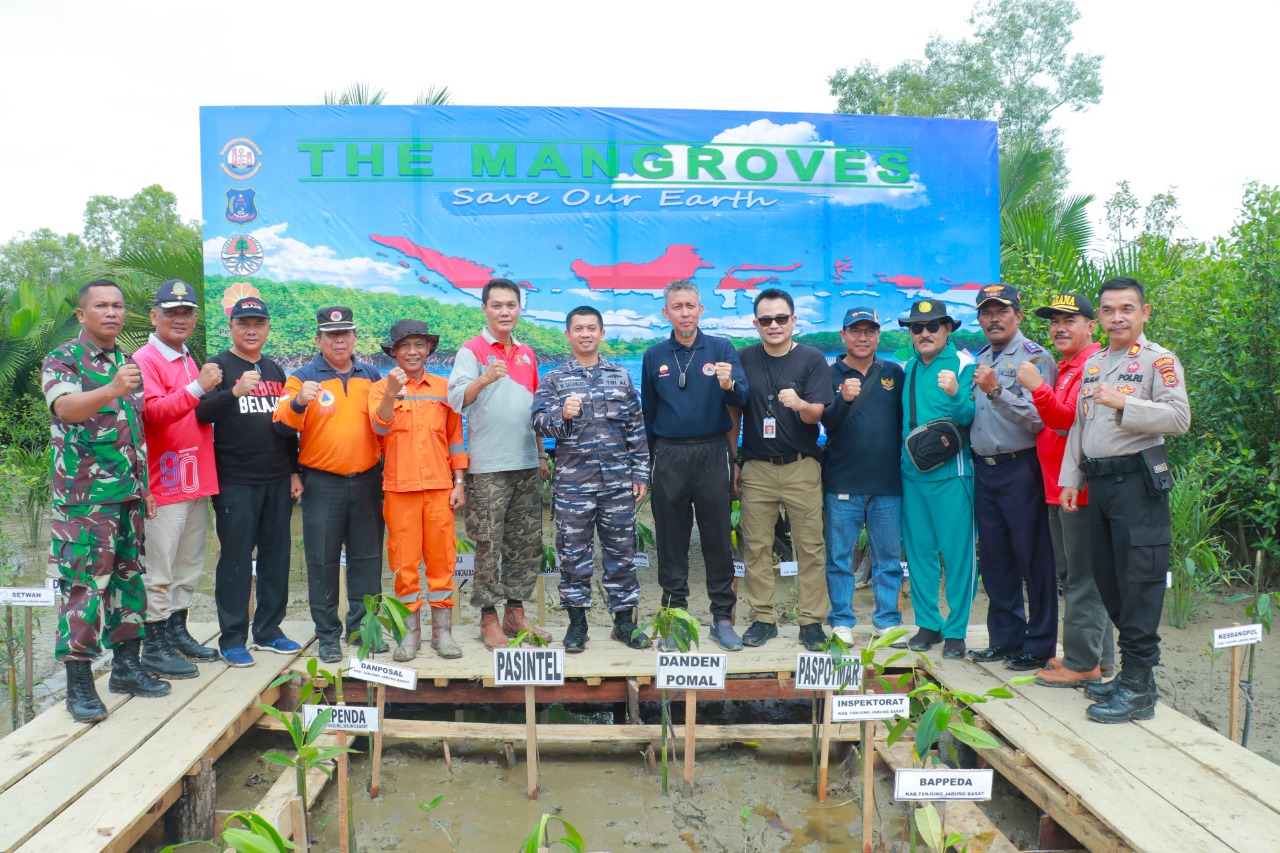 Pemkab Tanjabbbarat  dan Lanal Palembang Gelar Penanaman Magrove