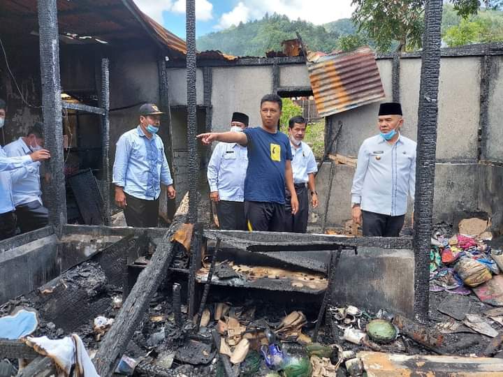 Berikan Bantuan Korban Kebakaran, Bupati Adirozal: Semoga Bermanfaat