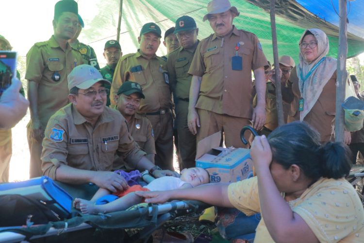 Bupati Anwar Sadat Kunjungi Korban Banjir di Betara, Berikan Bantuan dan Santunan