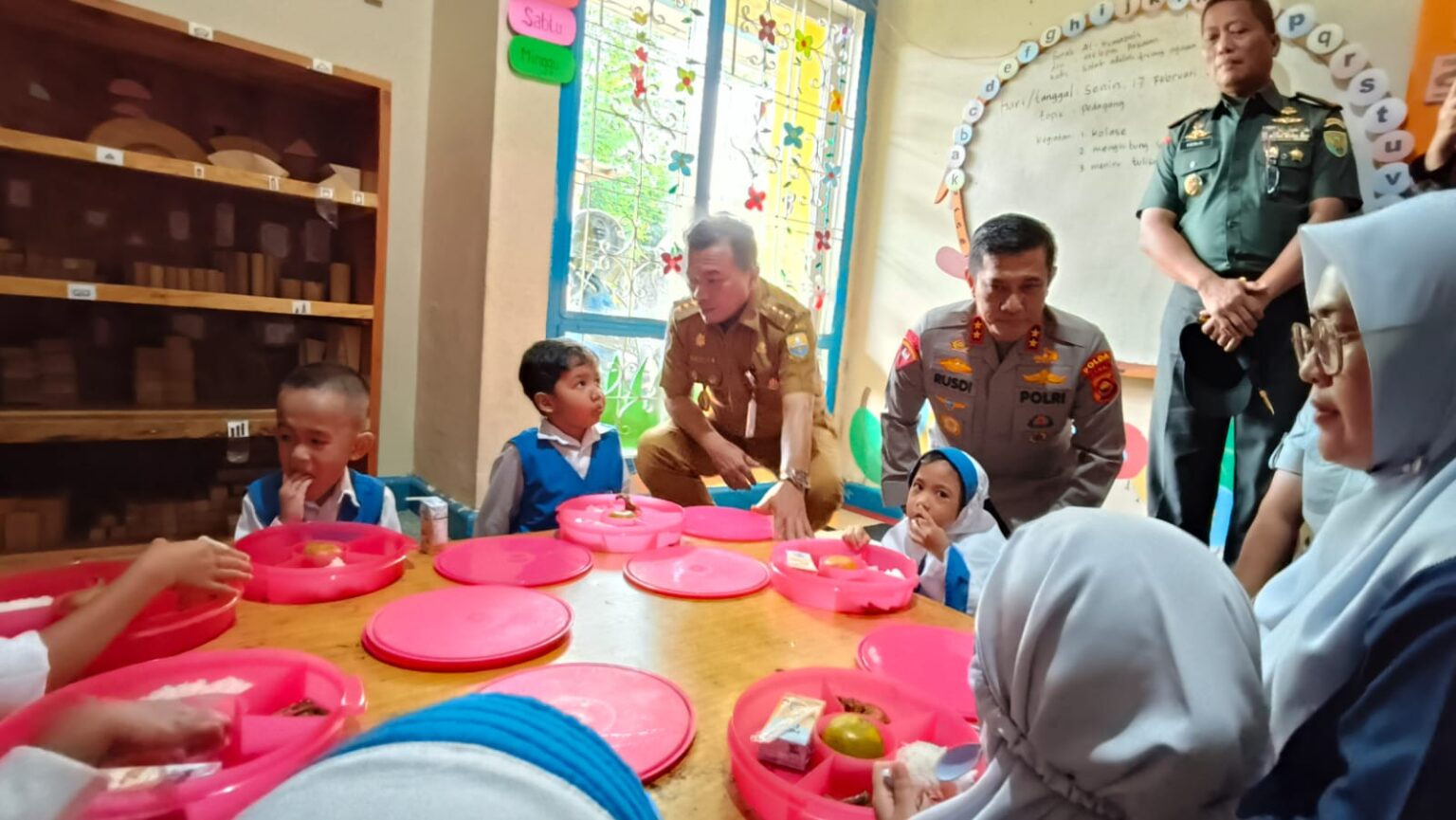 Gubernur Al Haris Pantau Makan Bergizi Gratis Perdana di Jambi