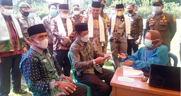 Bupati Kerinci Pantau Vaksinasi Tahap Dua di Desa Sebukar