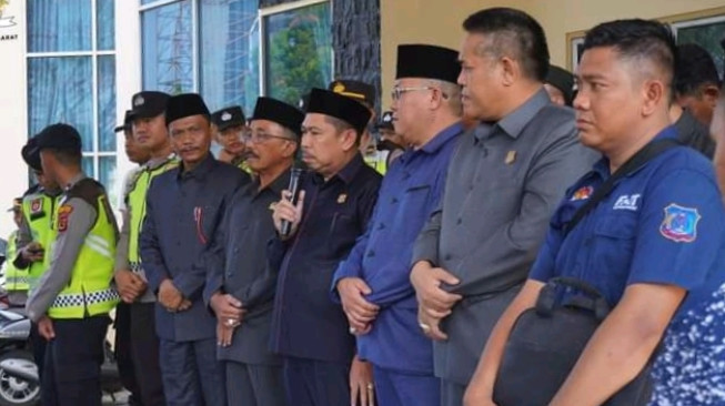 Ketua DPRD dan Komisi I Sambut Aksi Damai Guru Honorer Tanjab Barat