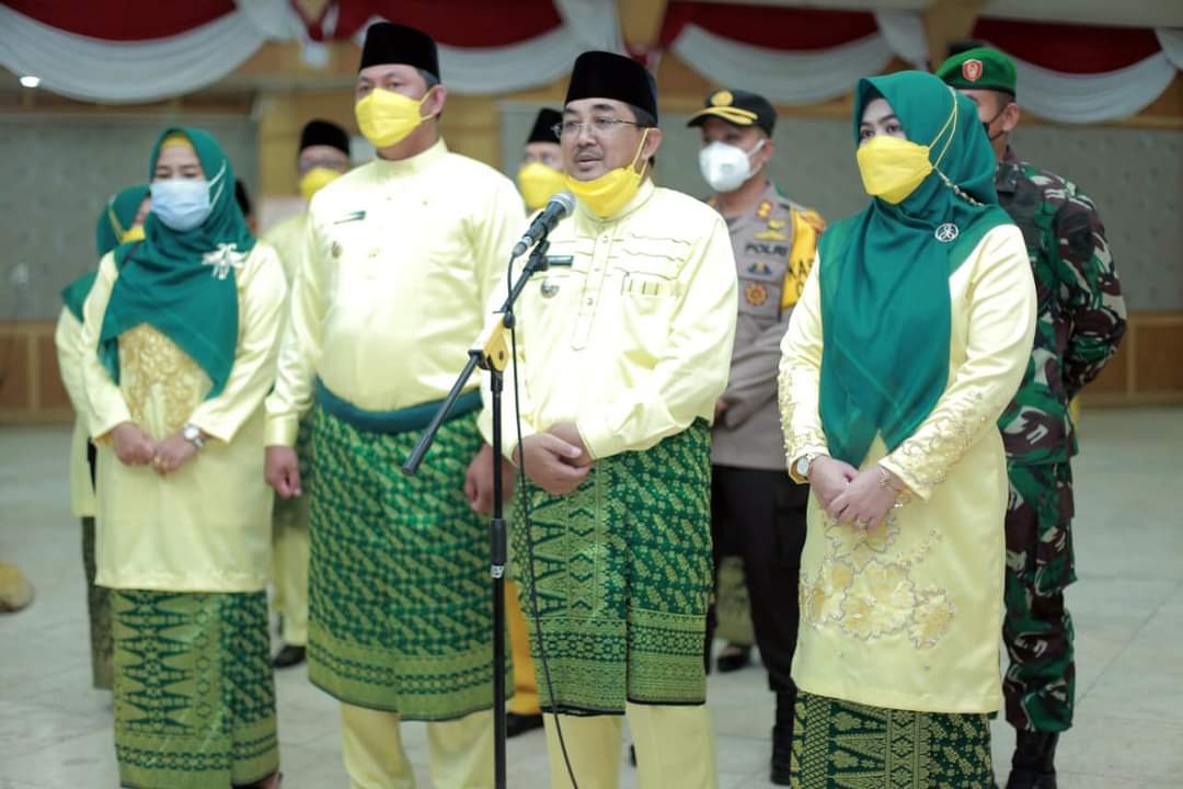 Pimpin Upacara Hari Jadi Ke 56 Tanjab Barat, Bupati UAS : Mari Satukan Tekad Untuk Membangun Tanjab Barat