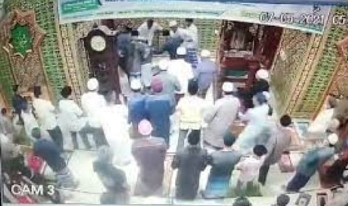 Viral!  Video Imam Masjid  Ditampar Saat Sedang Mengimami Salat
