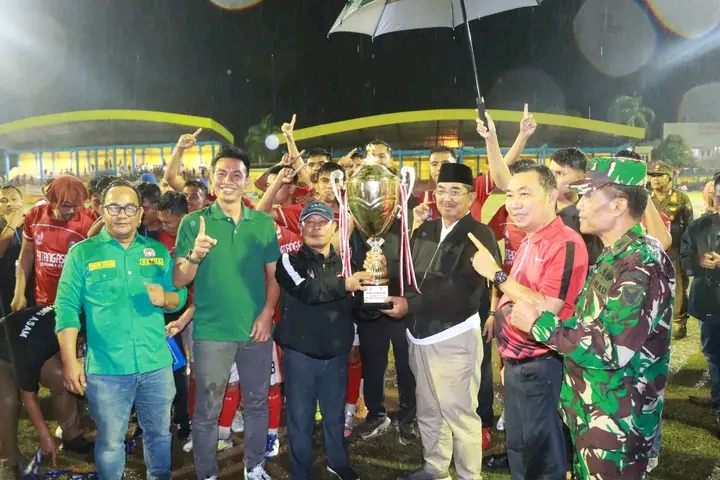 Batang Asam Juara Bupati Cup 2025, Bupati UAS Resmi Tutup Turnamen