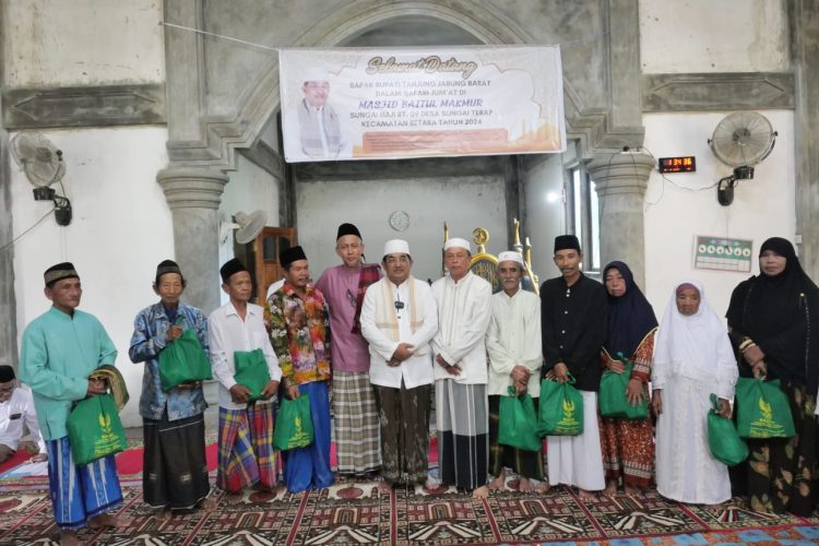 Bupati Tanjab Barat Safari Jumat di Masjid Baitul Makmur Sungai Haji