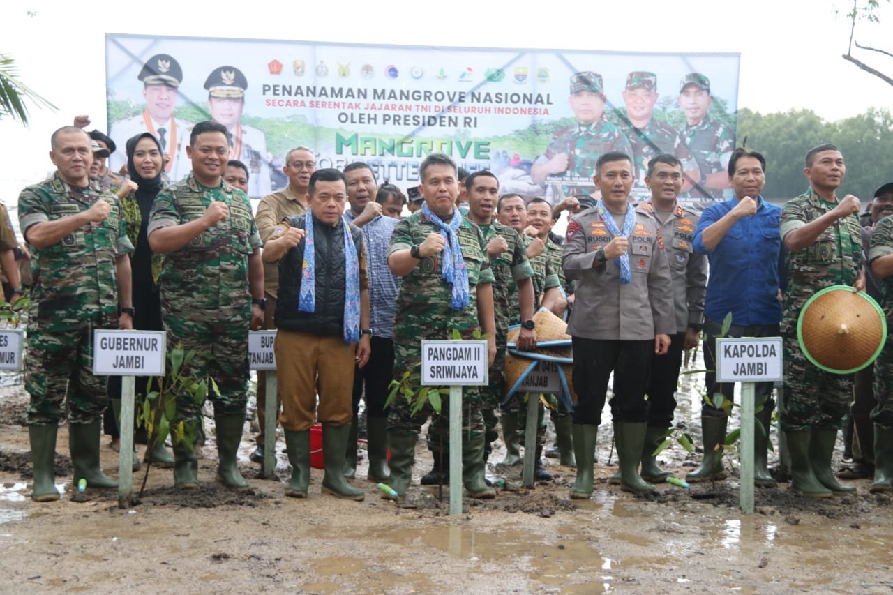 Gubernur AlHaris Dampingi Pangdam Sriwijaya Tanam Mangrove Serentak  
