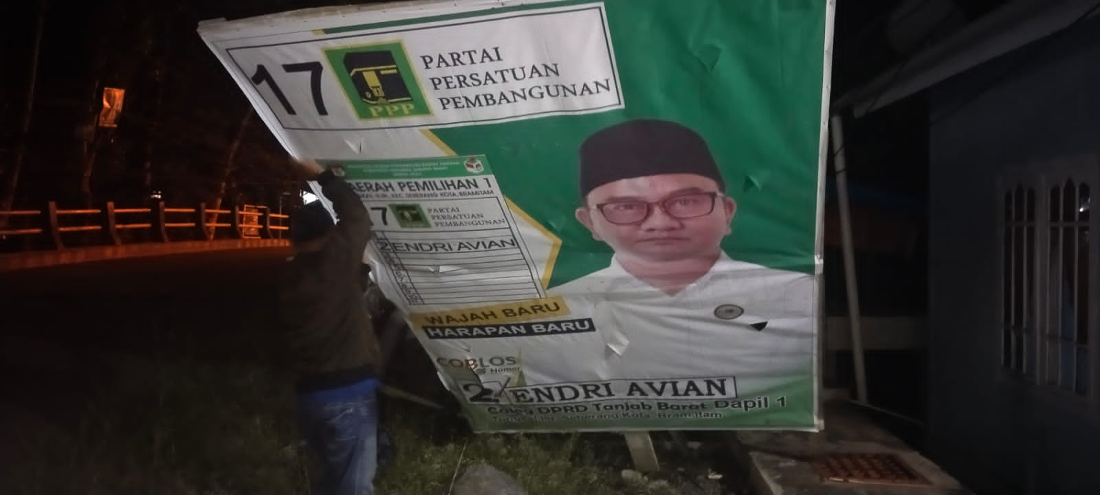 Taat Aturan, Tim Pemenangan Endri Avian Turunkan Baliho Sendiri