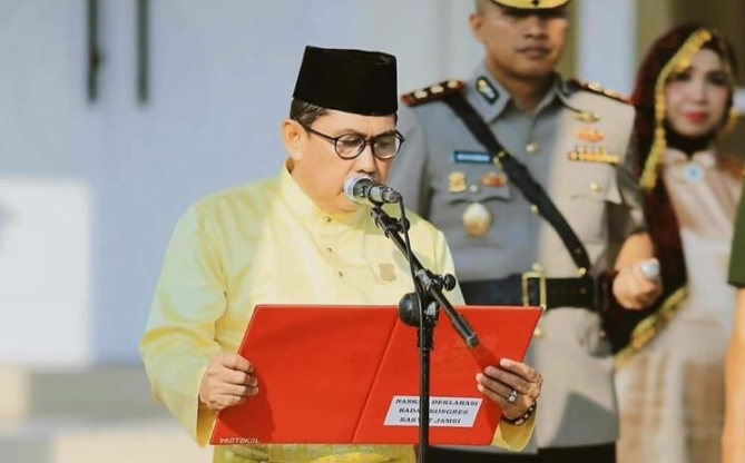 Ketua DPRD Tanjabbbar Bacakan Naskah BKRD saat Upacara Peringatan HUT Ke-66 Provinsi Jambi