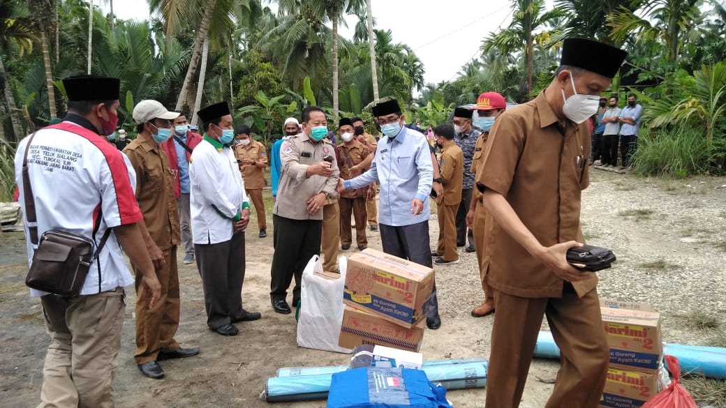 Bupati UAS Turun Langsung Serahkan Bantuan Untuk Korban Kebakaran