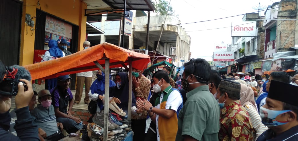 Blusukan ke Pasar, Pedagang Heboh Sambut Kedatangan Cawagub Syafril 