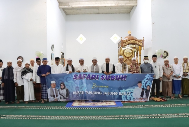 Bupati Serahkan Bantuan, Sholat Subuh di Masjid Baitus Salam Parit 2