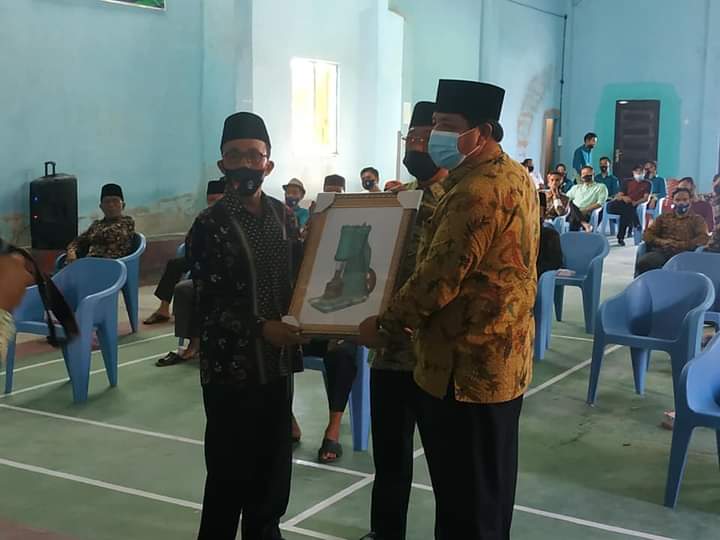 Wawako Zulhlemi Serahkan Bantuan Peralatan Bagi Sentra Pandai Besi Koto Padang