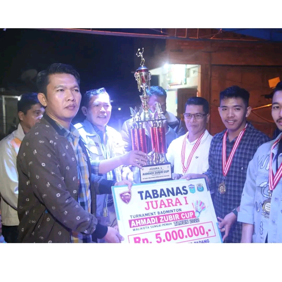 Wako Ahmadi Serahkan Piala Bergilir Turnamen Badminton Ahmadi Zubir CUP Tahun 2022