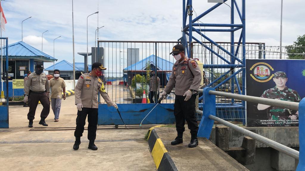 Polres Tanjab Barat Semprot Disinfektan di Pelabuhan Roro