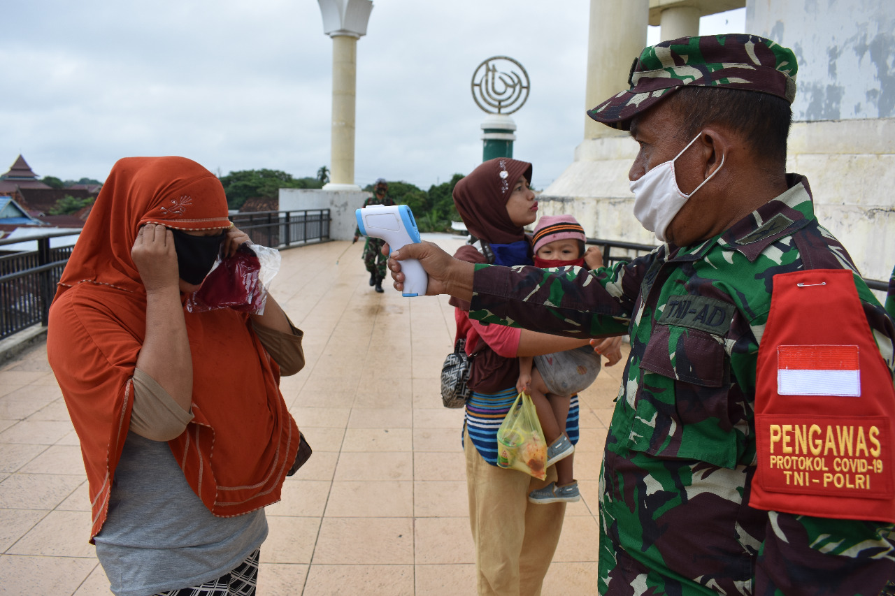 Korem 042 Garuda Putih Semprot Disinfektan di  Jembatan Gentala Arrasy