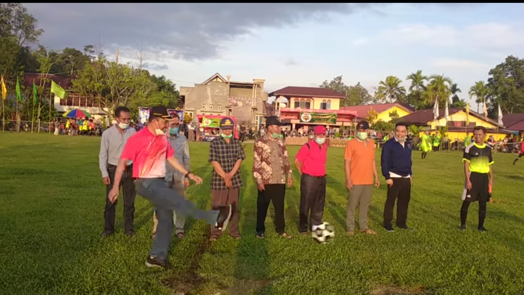 Sekda Asraf Buka Turnamen Sepakbola Piala Raja Kerapatan Adat 10 Luhah Seleman