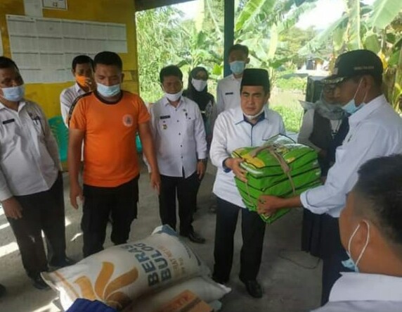 Wako AJB Serahkan Bantuan Pangan Bagi Warga Korban Banjir di Tiga Desa 