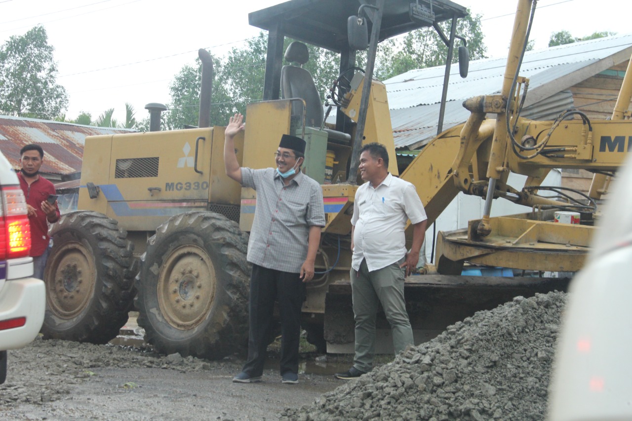 Bupati Tinjau Langsung Perbaikan Jalan  Rusak Di Desa Pembengis