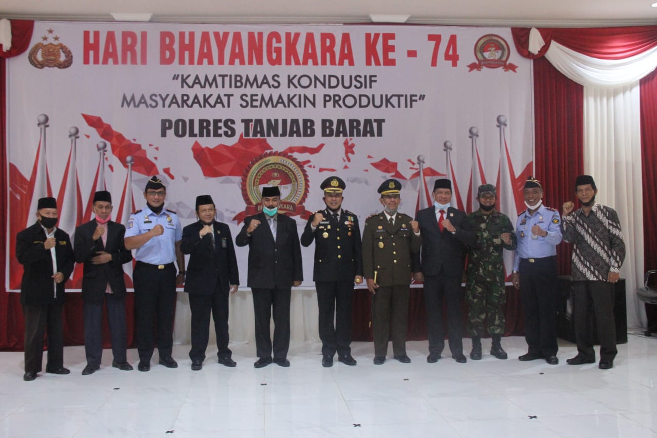 Wabup Amir Sakib Hadiri Peringatan Hari Bhayangkara ke 74 Polres Tanjab Barat