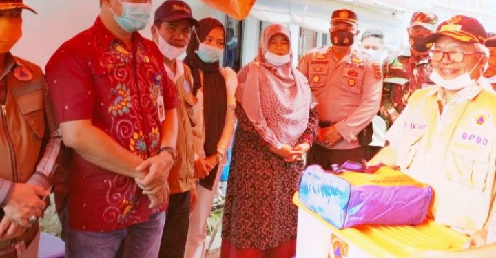 Wakil Bupati Ami Taher Serahkan Bantuan Kebakaran Untuk Warga Desa Tanjung Harapan Cupak Danau Kerinci